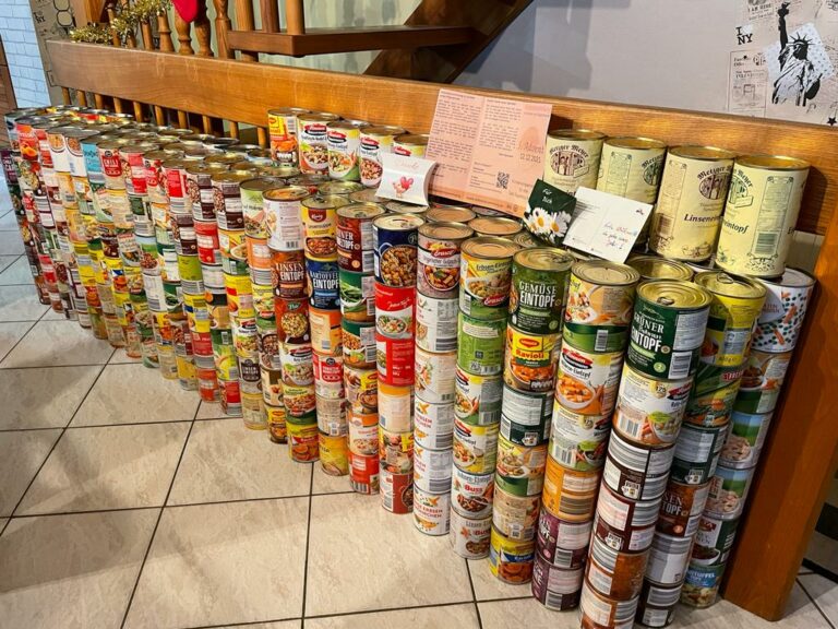 Die Konserven, aufgereiht am Geländer